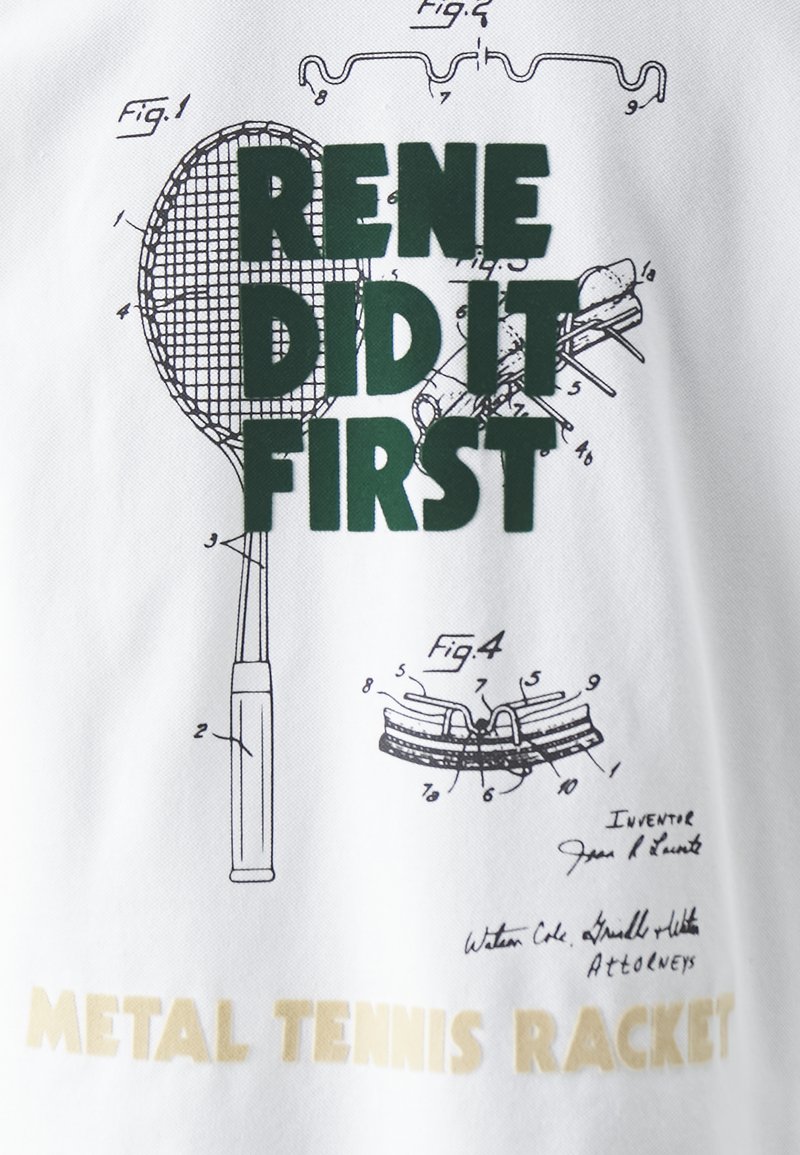 Disegni di brevetto di racchette da tennis con grande testo verde "RENE LO HA FATTO PER PRIMO" e testo beige più piccolo "RACCHETTA DA TENNIS IN METALLO" su tessuto bianco.