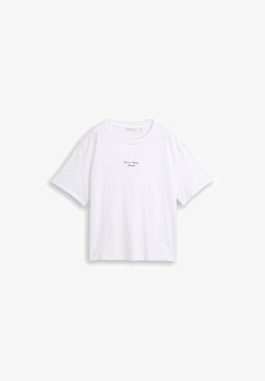 Bela majica kratkih rokavov s trikotnim izrezom in majhnim črnim napisom "Denim Design Seoul" na sredini prsnega koša.