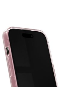 Coque de téléphone transparente rose couvrant partiellement un smartphone noir, avec des boutons latéraux et une découpe pour la caméra près du bord supérieur.