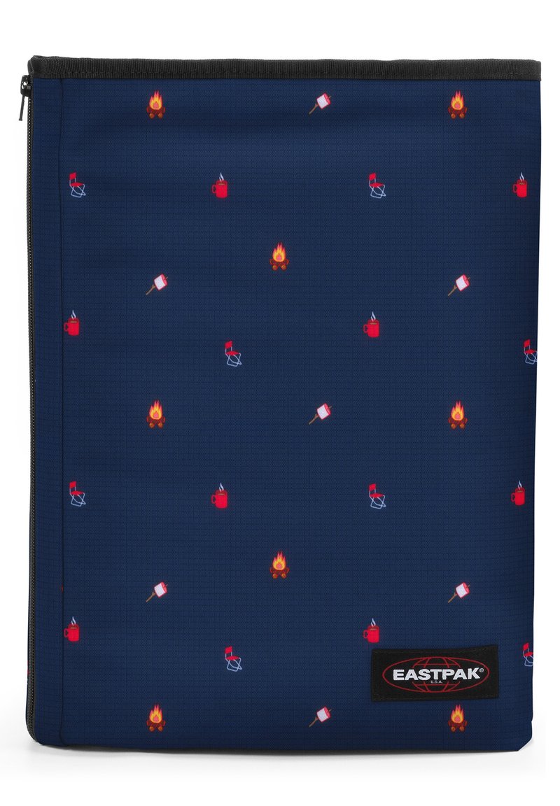Pochette en tissu bleu marine avec une fermeture éclair, ornée de petits icônes de camping rouges : chaises, tasses, feux et guimauves sur des bâtons. Logo Eastpak visible.