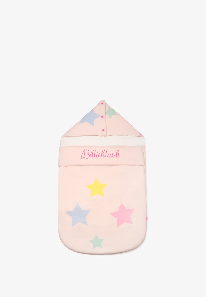 Sac de couchage rose avec une capuche triangulaire, orné de motifs d'étoiles colorées en jaune, bleu, rose et vert, et un logo rose.