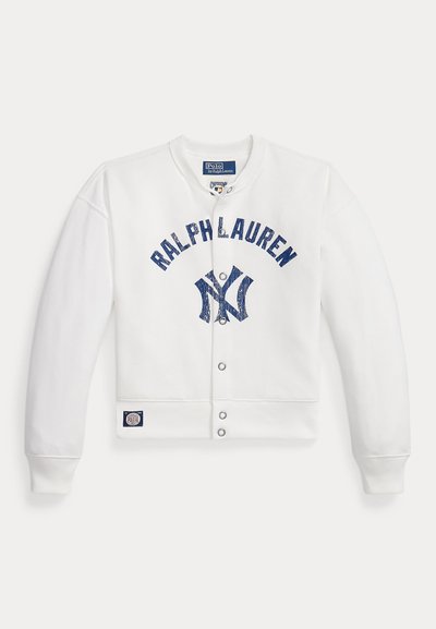 Λευκή φούτερ ζακέτα με κουμπιά τύπου snap, μπλε σκούρο κείμενο "Ralph Lauren" και το λογότυπο των New York Yankees μπροστά, με ριμπ μανσέτες και τελείωμα.