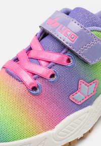 Sapatilhas em gradiente com superior de malha em roxo, rosa e verde, atacadores rosas, tiras de Velcro e sola de borracha texturizada com realces coloridos.