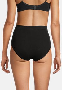 Zwarte high-waisted onderbroek met een gladde textuur en een brede, elastische tailleband. Heeft een klassieke snit en geen zichtbare naden.
