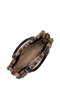 Borsa a mano marrone e nera con un morbido accento in pelliccia testurizzata lungo la parte superiore e un corpo in pelle nera liscia; presenta una chiusura con zip e un interno beige.