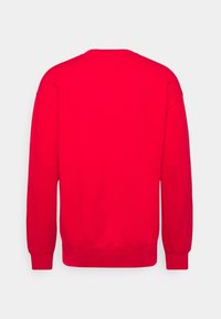 Heldere rode longsleeve sweatshirt getoond van achteren met ribbelboord en zoom op een effen witte achtergrond.