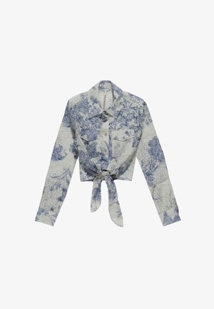 Camiseta recortada de estampado floral azul y blanco, con mangas largas, cierre de botones en la parte frontal y detalle de lazo en la cintura. Hecha de una tela ligera.