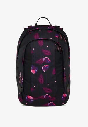 Sac à dos noir avec un motif floral en rose et violet. Il présente plusieurs compartiments zippés et des bretelles rembourrées.