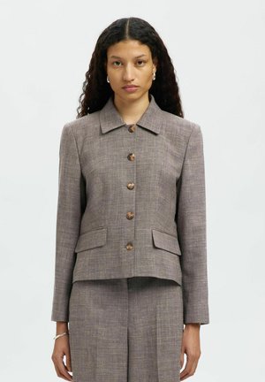 Brauner, gefütterter Tweed-Blazer mit Kragen, Knopfverschluss und zwei Fronttaschen. Der Blazer weist einen strukturierten Stoff und natürliche Holzknöpfe auf.