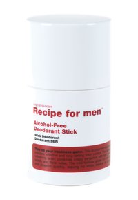 Stick déodorant cylindrique blanc avec du texte rouge, étiqueté "Recipe for men," précisant une formule sans alcool et des détails d'utilisation.