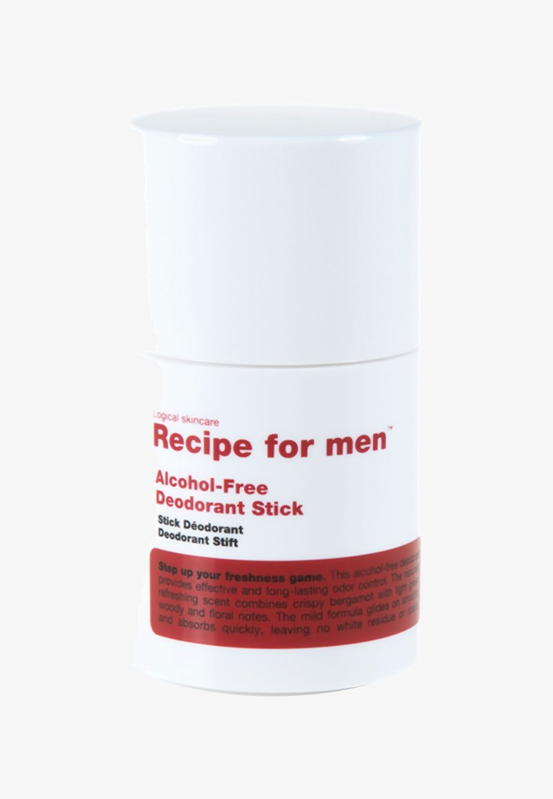 Stick déodorant cylindrique blanc avec du texte rouge, étiqueté "Recipe for men," précisant une formule sans alcool et des détails d'utilisation.