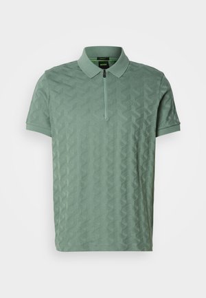 Korte mouwen groene polo met een textuurpatroon van geometrische figuren, een ritskraag en een subtiele geborduurde logo op de borst.