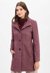 Mantel im Fischgrätmuster in Burgunderrot; verfügt über einen Schalkragen, vier schwarze Knöpfe und Seitentaschen. Weicher Stoff, taillierte Passform.