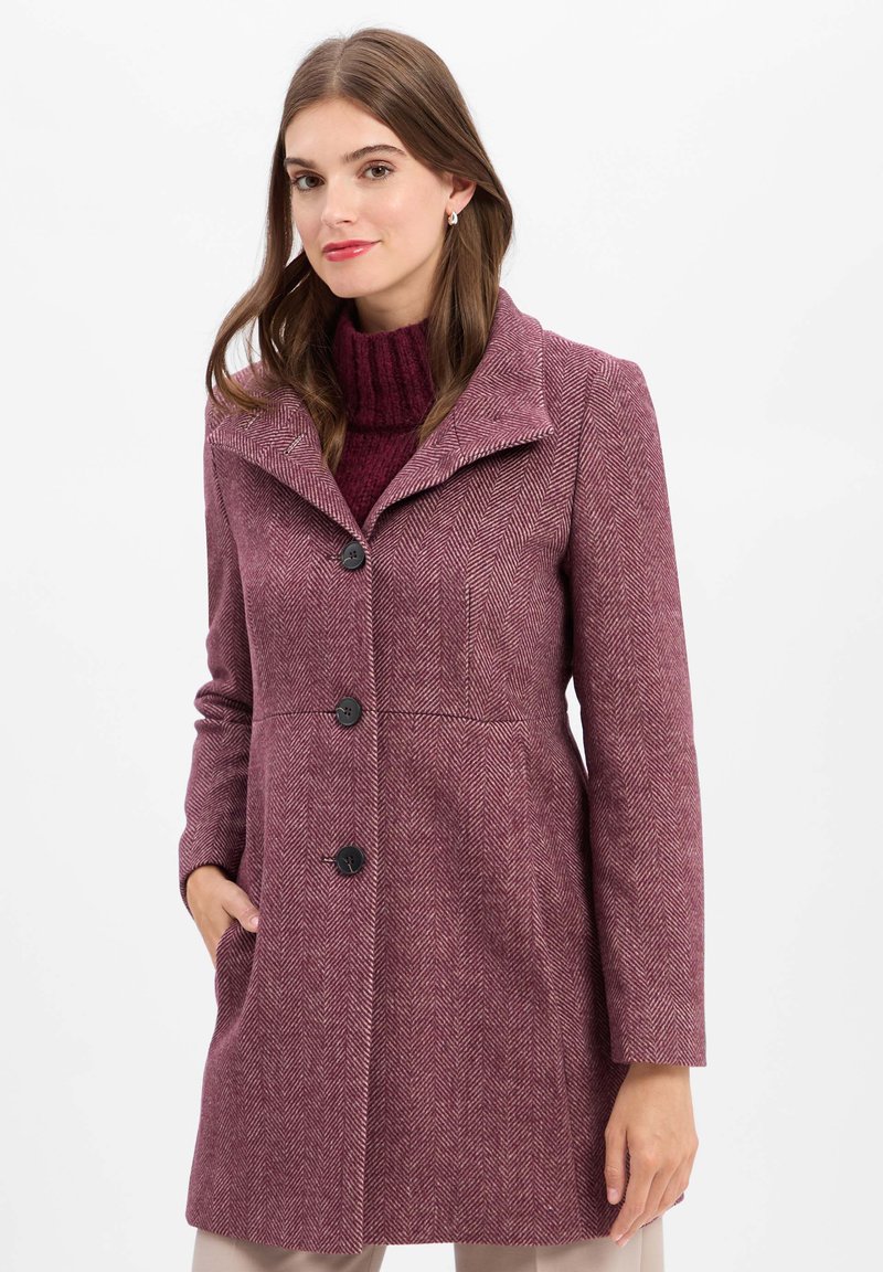 Mantel im Fischgrätmuster in Burgunderrot; verfügt über einen Schalkragen, vier schwarze Knöpfe und Seitentaschen. Weicher Stoff, taillierte Passform.