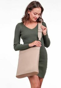 Beige kožená taška přes rameno s hladkou texturou, obdélníkovým tvarem, nastavitelného popruhem a minimalistickým designem bez viditelného kování.