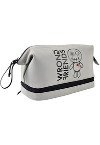 Witte cosmetica tas met rits en zwarte accenten, met een cartoonfiguur en de tekst "WRONG FRIENDS" op de voorkant. Glad, waterdicht materiaal.