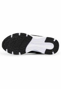 Svart atletisk sko sula med en texturerad gummitrådg och vit mellansula. Har en rundad design och mönster för grepp.