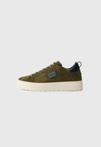Niedrige olivgrüne Wildledersneaker mit beiger Sohle, schwarzem Lederfersenstück, Schnürsenkeln und seitlichem Logo-Patch auf weißem Hintergrund.