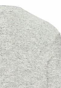 Helle graue Strickjacke aus strukturiertem Gestrick mit vertikalen Streifen. Sie hat eine legere Passform und einen runden Halsausschnitt.