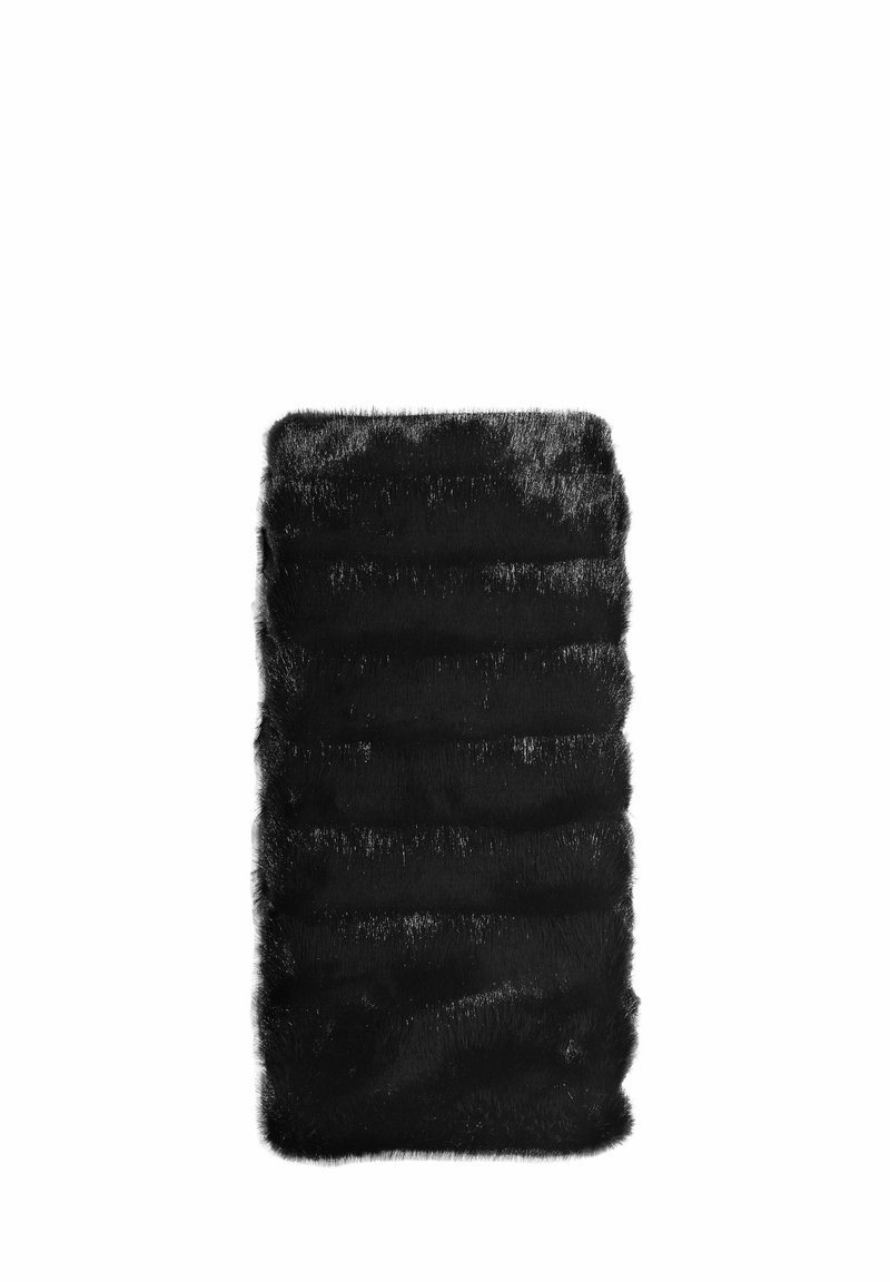 Melnā mākslīgā kažokādas spilvena ar teksturētu virsmu, kurai ir horizontālas svītras un mīksta izskata. Taisnstūra forma, mīksts materiāls.