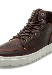 Bruine leren high-top sneakers met textielaccenten, ronde neus, rubberen zool en metalen oogjes; heeft een gestructureerd oppervlak en oranje stiksels.