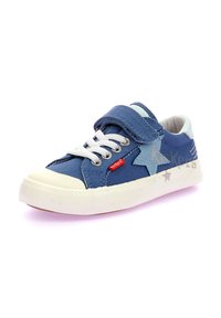 Zapatillas de lona azules con una correa de Velcro, cordones blancos, punta de goma, y un acento de estrella en el lado; texturizadas con una suela lisa.