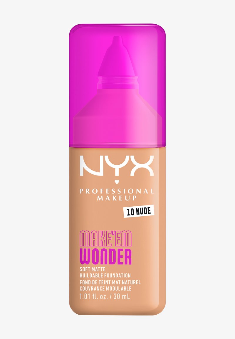 Fond de teint NYX Professional Makeup en teinte 10 Nude. Flacon transparent en plastique avec un capuchon rose, texte en gras et fini mat doux. 30 mL.