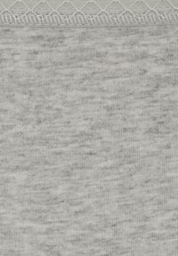 Hellgrauer Stoff mit einem strukturierten, melierten Muster. Der obere Teil verfügt über einen Spitzenbesatz mit einem gewellten Rand. Weiche, gerippte Textur im gesamten Stoff.