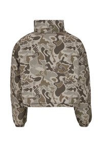 Sakrauta, polsterēta jaka ar kamuflāžas rakstu. Tam ir stāvošs apkakle, elastīgas piedurknes un dažādu formu zemes toņu maisījums.