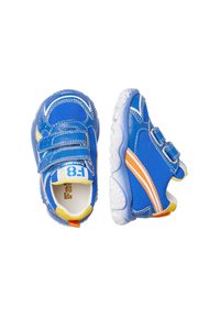Dvojice modrých dětských tenisek s bílými podrážkami, oranžovými a žlutými akcenty a dvojitými suchými zipy, zobrazené z horního a bočního pohledu.