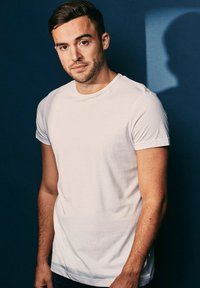 Witte katoen T-shirt met een ronde halslijn en korte mouwen, getailleerde vorm, zachte textuur en zonder zichtbare patronen of accenten.