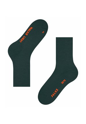 Chaussettes vert foncé avec texture côtelée, portant les inscriptions "WALK LIGHT" et "FALKE" en orange. Comprend des étiquettes gauche (L) et droite (R).