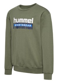 Olijf groene sweatshirt met geribbelde ronde hals, lange mouwen en elastische manchetten. Heeft een groot "hummel SPORTSWEAR" logo in wit en blauw.
