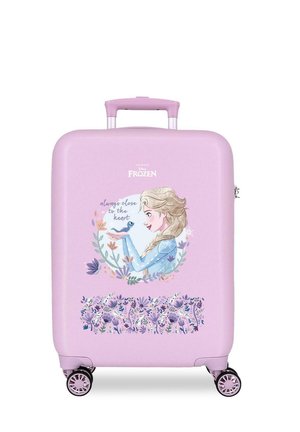 Maleta con ruedas rosa con el personaje Elsa de Frozen de Disney sosteniendo un pájaro azul, rodeada de flores, y texto "siempre cerca del corazón."