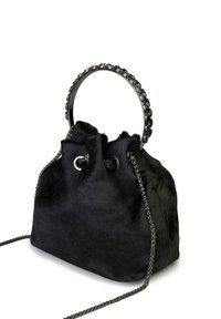 Borsa a mano in ecopelliccia nera con manico rotondo in metallo e dettagli a catena. Dotata di chiusura a coulisse superiore e superficie texturizzata. Forma compatta e strutturata.