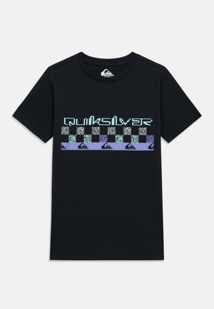 Sort T-shirt med korte ærmer med teksten "Quiksilver", pixeleret ternet mønster og gentaget logo stribe hen over brystet.