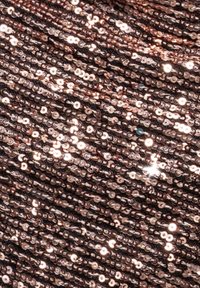 Bronzen paillettenstof met een gladde textuur, bestaande uit dicht opeengepakte, overlappende ronde pailletten die licht vanuit verschillende hoeken weerkaatsen.