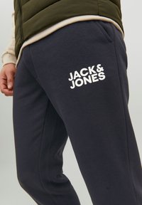 Jack & Jones GORDON NEWSOFT PANT  - Pantalones deportivos - black