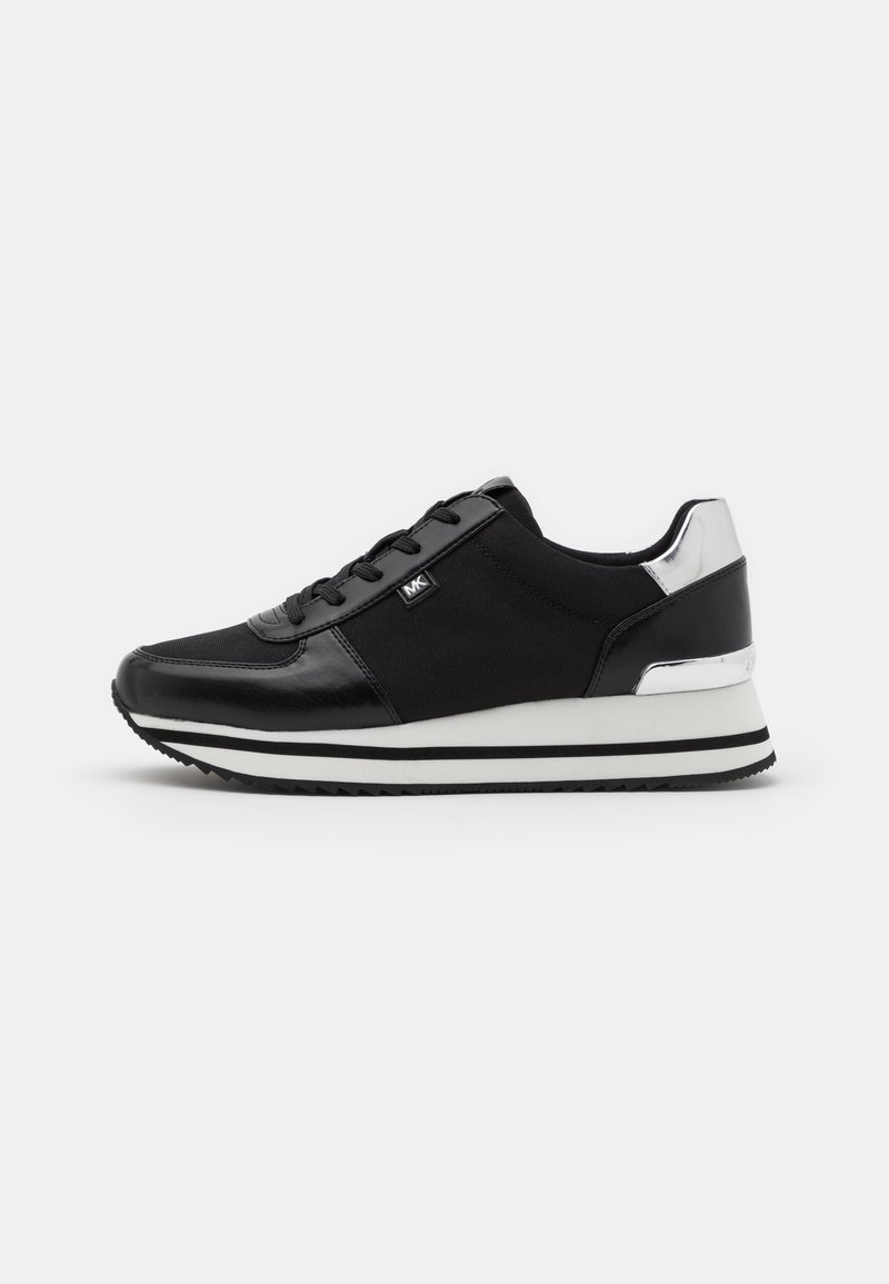 Baskets noir et blanc avec lacets à l'avant, semelle plateforme et détail talon argenté métallisé, vues de côté sur fond blanc.
