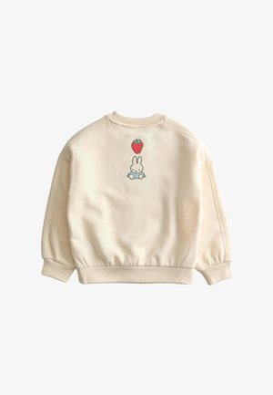 Sweatshirt couleur crème avec poignets et ourlet côtelés, présentant un petit lapin bleu brodé et une fraise rouge sur le haut du dos.