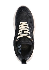 Schwarze Sneaker mit einem gewebten Obermaterial, Lederakzenten, cremefarbenen Schnürsenkeln, gepolstertem Kragen und einer weißen Gummisohle. Dezentes Logo im Inneren.
