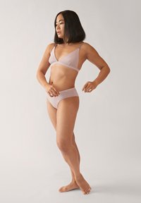 Lichtroze katoenen bh- en slipset met een zachte textuur, driehoekige b cup, verstelbare bandjes en een naadloze tailleband.