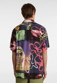 Kortebladoed shirt met een kleurrijk abstract patroon in tinten van zwart, paars, groen en rood. Zachte stof met een relaxte pasvorm.