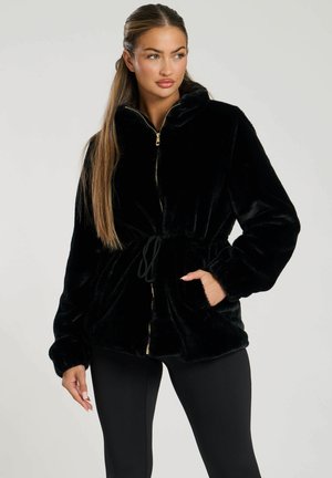 Giacca in pelliccia sintetica nera con chiusura a zip frontale, cappuccio, vita regolabile con coulisse e tasche laterali. Presenta una texture morbida e polsini elasticizzati.