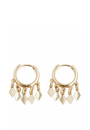 Orecchini a cerchio in oro con pendenti a forma di diamante. Il design include texture lisce e finiture lucide.