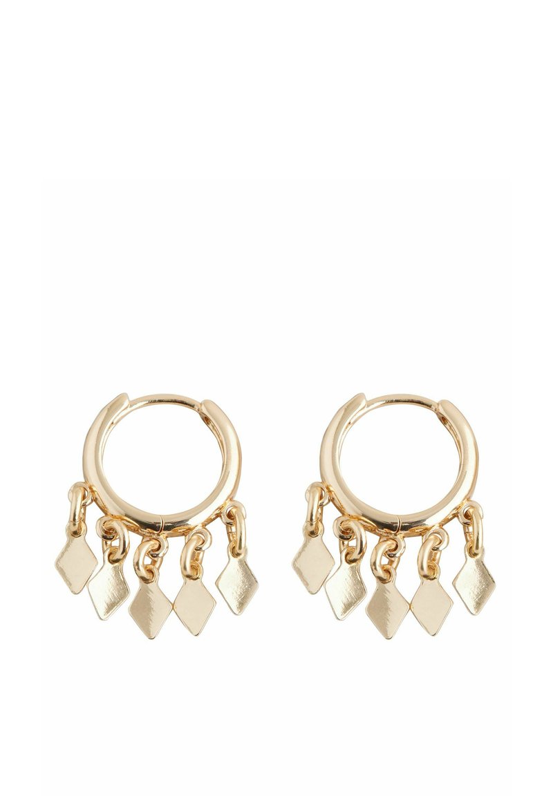 Orecchini a cerchio in oro con pendenti a forma di diamante. Il design include texture lisce e finiture lucide.