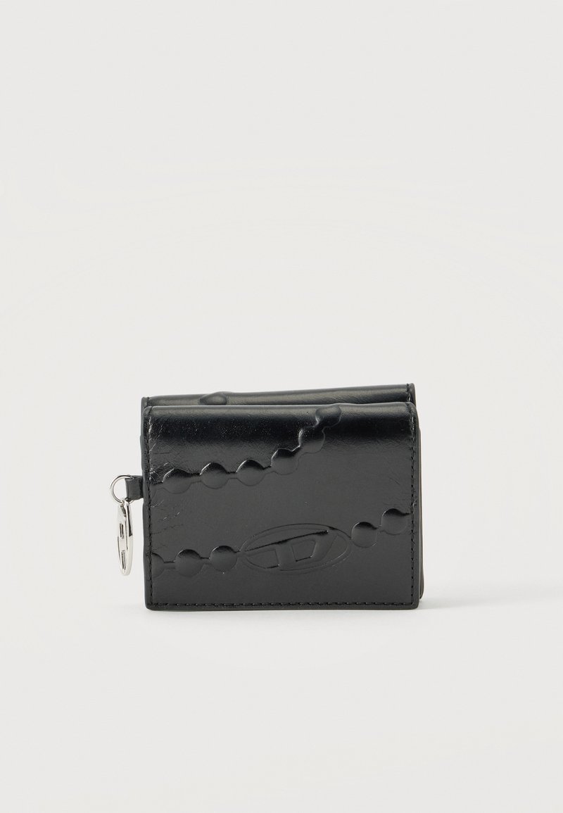 Portefeuille compact en cuir noir avec motifs embossés, bords cousus et petite fermeture éclair en métal sur fond uni.