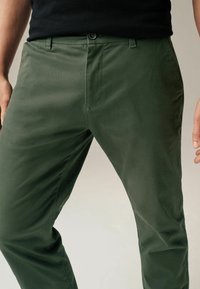 Next REGULAR FIT STRAIGHT LEG STRETCH - Chino hlače - dark green