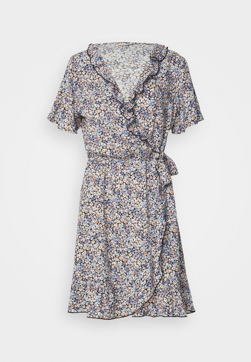 Robe portefeuille avec manches papillon courtes, encolure en V à volants, taille nouée et imprimé floral discret dans des tons de bleu, blanc et pêche.