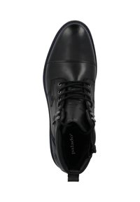 Zwarte leren enkellaars met een gladde afwerking, ronde neus, vetersluiting, blauwe stikselaccenten en een logo op de binnenvoering.